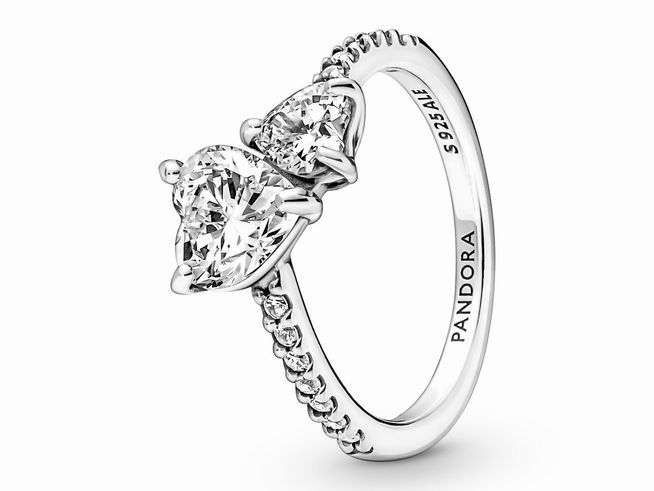 Doppel-Herz Funkelnder Ring von Pandora aus Sterling Silber mit Zirkonia in Größe 58. Der Ring zeigt zwei herzförmige Steine und eine eleganten drehenden Bandstruktur.