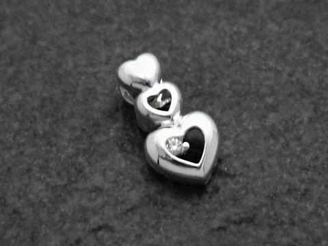 Sterling Silber 925 Anhänger in Herzform mit drei miteinander verbundenen Herzen, verziert mit Zirkonia, von Juwelier Harnisch, ideal als Schmuckstück für besondere Anlässe.