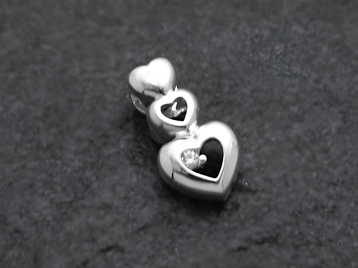 Sterling Silber 925 Anhänger in Herzform mit drei miteinander verbundenen Herzen, verziert mit Zirkonia, von Juwelier Harnisch, ideal als Schmuckstück für besondere Anlässe.