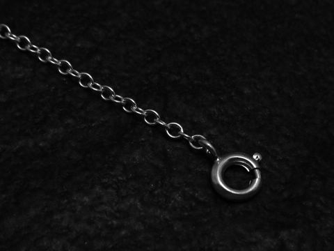 Sterling Silber 28cm Fußkettchen mit schmalen Weitankern von 1,8 x 1,8 mm und einem praktischen Karabinerverschluss, hergestellt von Juwelier Harnisch.
