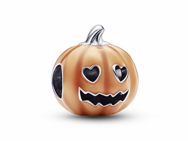 792291000-0 Ein leuchtender Kürbis Charm von Pandora aus Sterling Silber und Emaille in oranger Farbe, mit herzförmigen und zahnförmigen Ausschnitten als Gesicht. Ideal für Halloween-Dekoration.