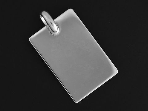 Gravurplatte Silber Anhänger viereckig Hersteller Juwelier Harnisch schlicht ohne Verzierung auf schwarzem Hintergrund.