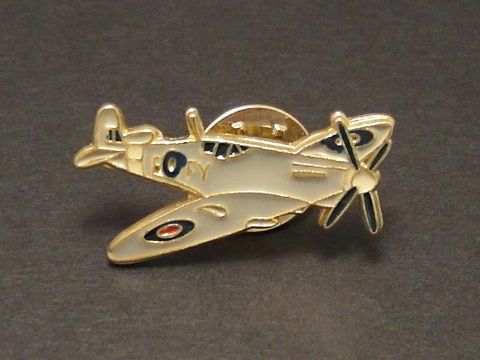 Ein weißer Segelflugzeug-Pin Anstecker Anstecknadel des Herstellers Juwelier Harnisch, filigran gestaltet und ideal für Sammler oder als modisches Accessoire.