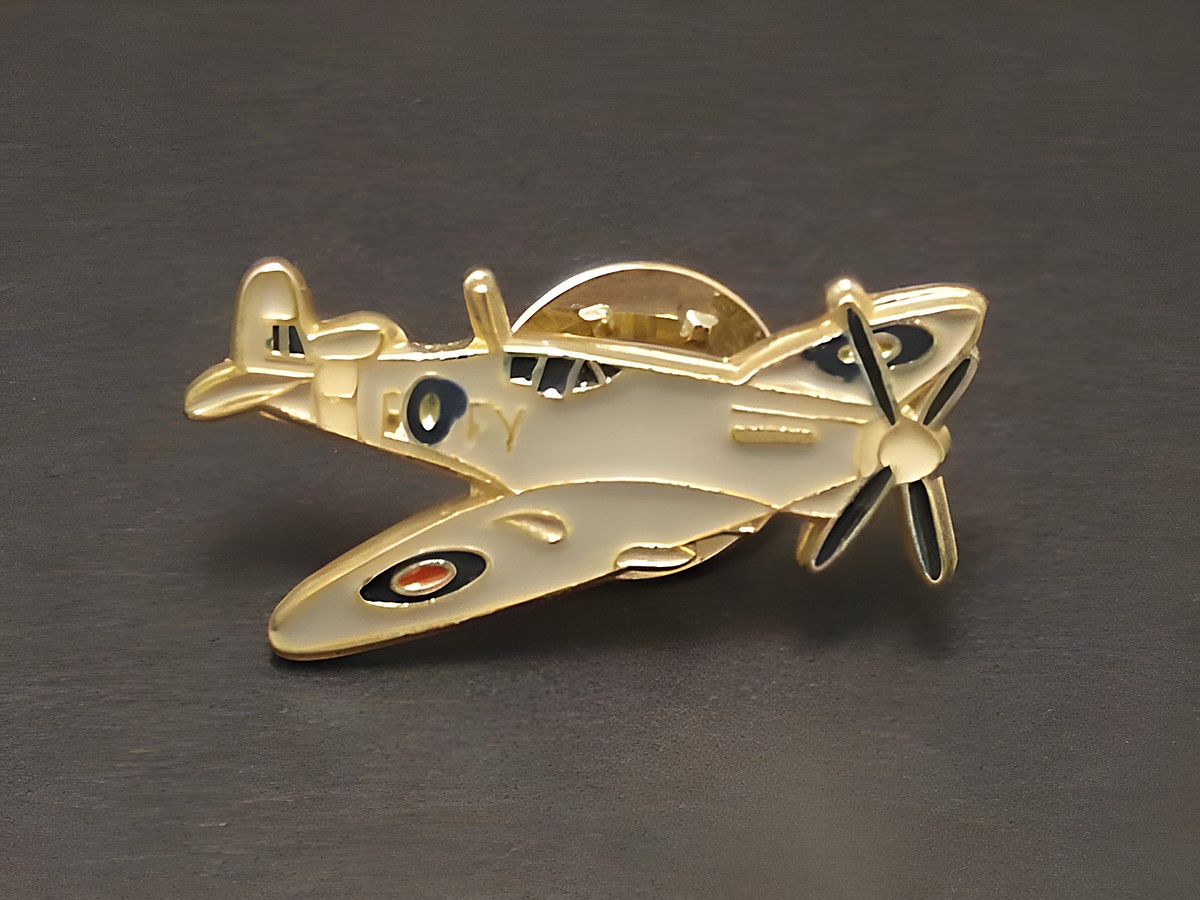 Ein weißer Segelflugzeug-Pin Anstecker Anstecknadel des Herstellers Juwelier Harnisch, filigran gestaltet und ideal für Sammler oder als modisches Accessoire.