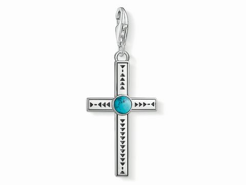 Charm-Anhänger von Thomas Sabo, Art.-Nr. 1677-878-17, in Form eines Kreuzes mit türkisfarbenem Stein, verziert im Vintage Ethno Stil, aus Silber.