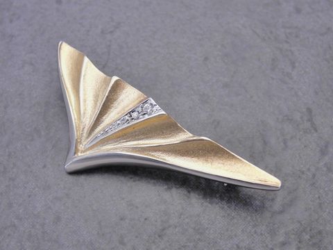 Silber Brosche - teilvergoldet - entzückend - Zirkonia - bicolor, Hersteller: Juwelier Harnisch, elegant geformt mit glänzenden Oberflächen und funkelnden Details, ideal für jeden Anlass.