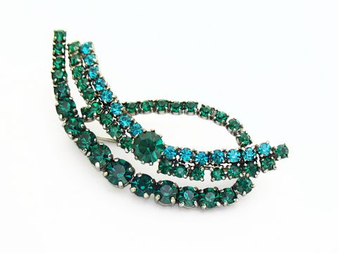 Brosche in Sexy City Look, Einzelstück aus den 70ern in Grün von Juwelier Harnisch, funkelnde Strasssteine in verschiedenen Grüntönen, ideal für stilvolle Akzente.