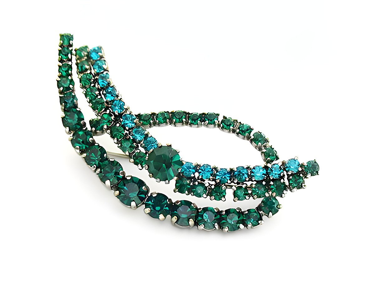 Brosche in Sexy City Look, Einzelstück aus den 70ern in Grün von Juwelier Harnisch, funkelnde Strasssteine in verschiedenen Grüntönen, ideal für stilvolle Akzente.