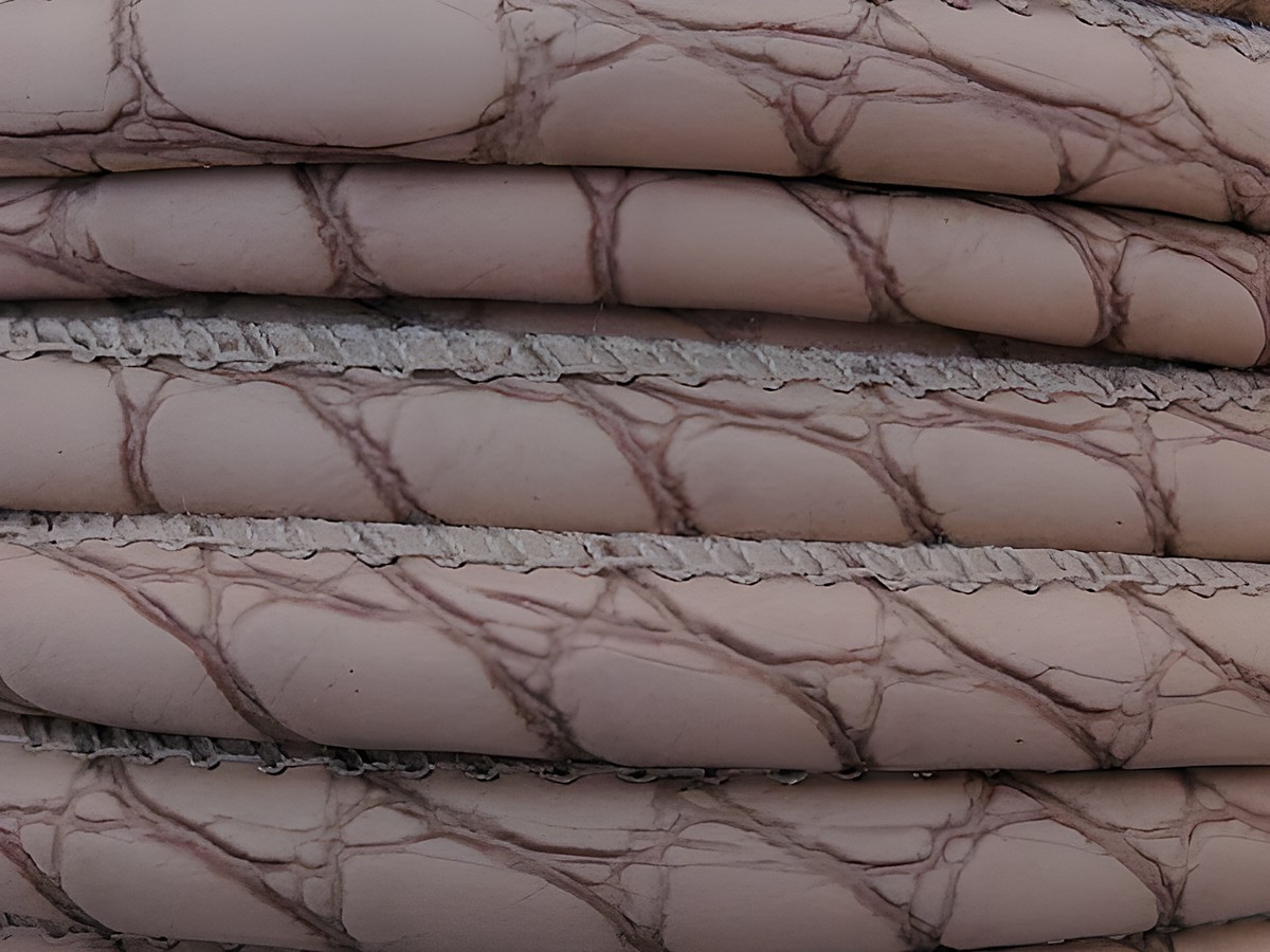 Nappaleder im Reptil-Look in cream, 45 cm lang und 6 mm dick, mit einem Edelstahl Bajonett von Juwelier Harnisch, bietet eine edle Optik und hochwertige Verarbeitung.