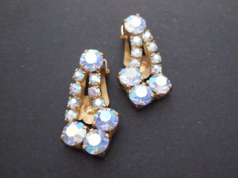 Bunte, schimmernde Strass Ohrclips in goldfarbener Ausführung von Juwelier Harnisch, zeitloses Design mit funkelnden Strasssteinen, ideal als Ohrhänger für besondere Anlässe.