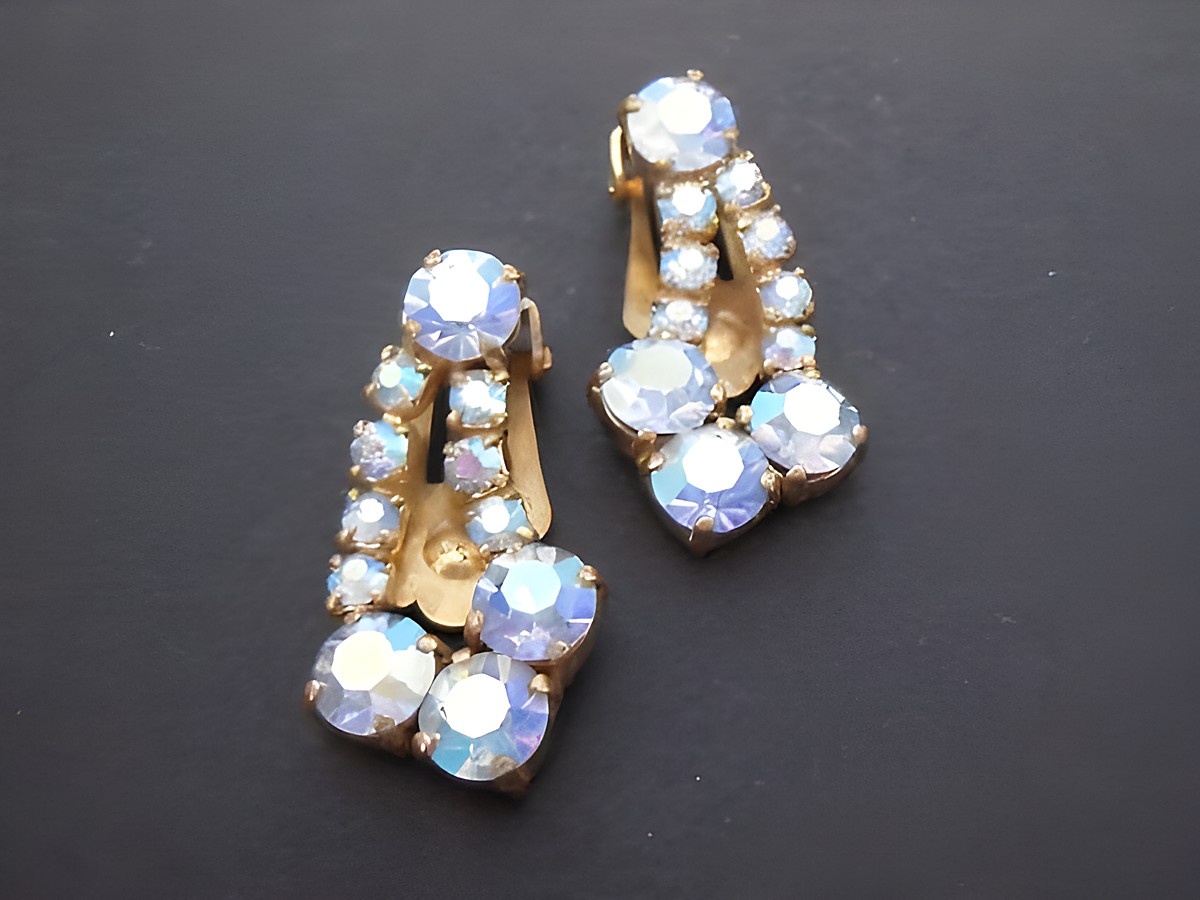 Bunte, schimmernde Strass Ohrclips in goldfarbener Ausführung von Juwelier Harnisch, zeitloses Design mit funkelnden Strasssteinen, ideal als Ohrhänger für besondere Anlässe.