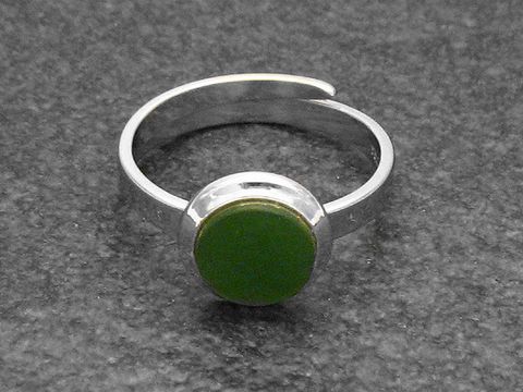 Silberring in RUND Form, Größe verstellbar, mit grünem Jade-Stein, rhodiniert, Hersteller Juwelier Harnisch. Elegantes Design für stilvolle Akzente.