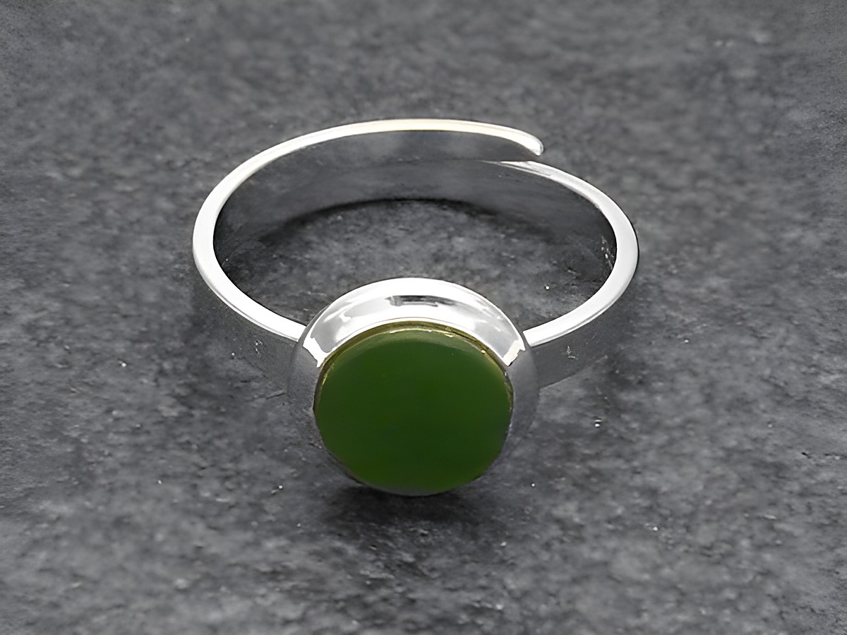 Silberring in RUND Form, Größe verstellbar, mit grünem Jade-Stein, rhodiniert, Hersteller Juwelier Harnisch. Elegantes Design für stilvolle Akzente.