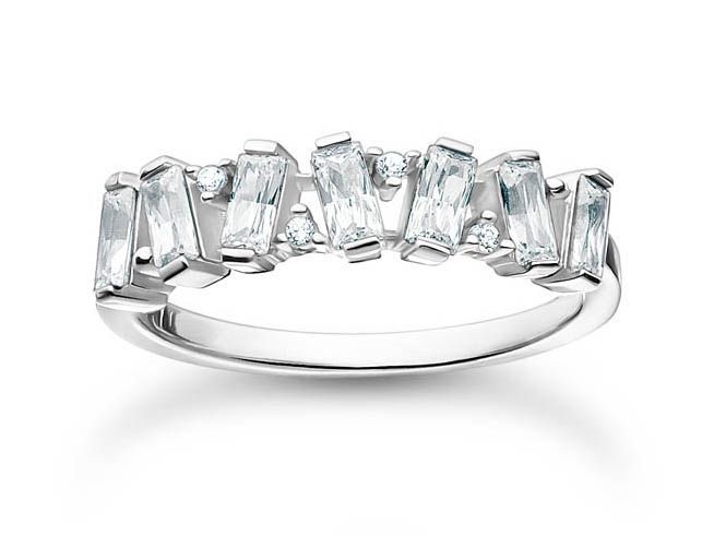 Der Thomas Sabo Charming Ring in Sterling Silber mit weißen Zirkonia ist in Größe 48. Der Ring zeigt eine elegante Anordnung von rechteckigen und runden Steinen.