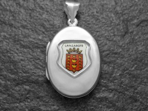 Silbernes Medaillon mit dem Wappen von Lanzarote, Spanien, in der Mitte des Medaillons ist das Wappen unter einem Glas eingelegt, hergestellt von Juwelier Harnisch, Europa Medaillons.