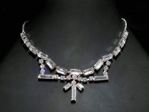 Nostalgische Strass Kette in Weiß mit Sterling Silber, 38-45 cm, Hersteller Juwelier Harnisch, besticht durch eleganten Strassschmuck und silberfarbene Akzente.