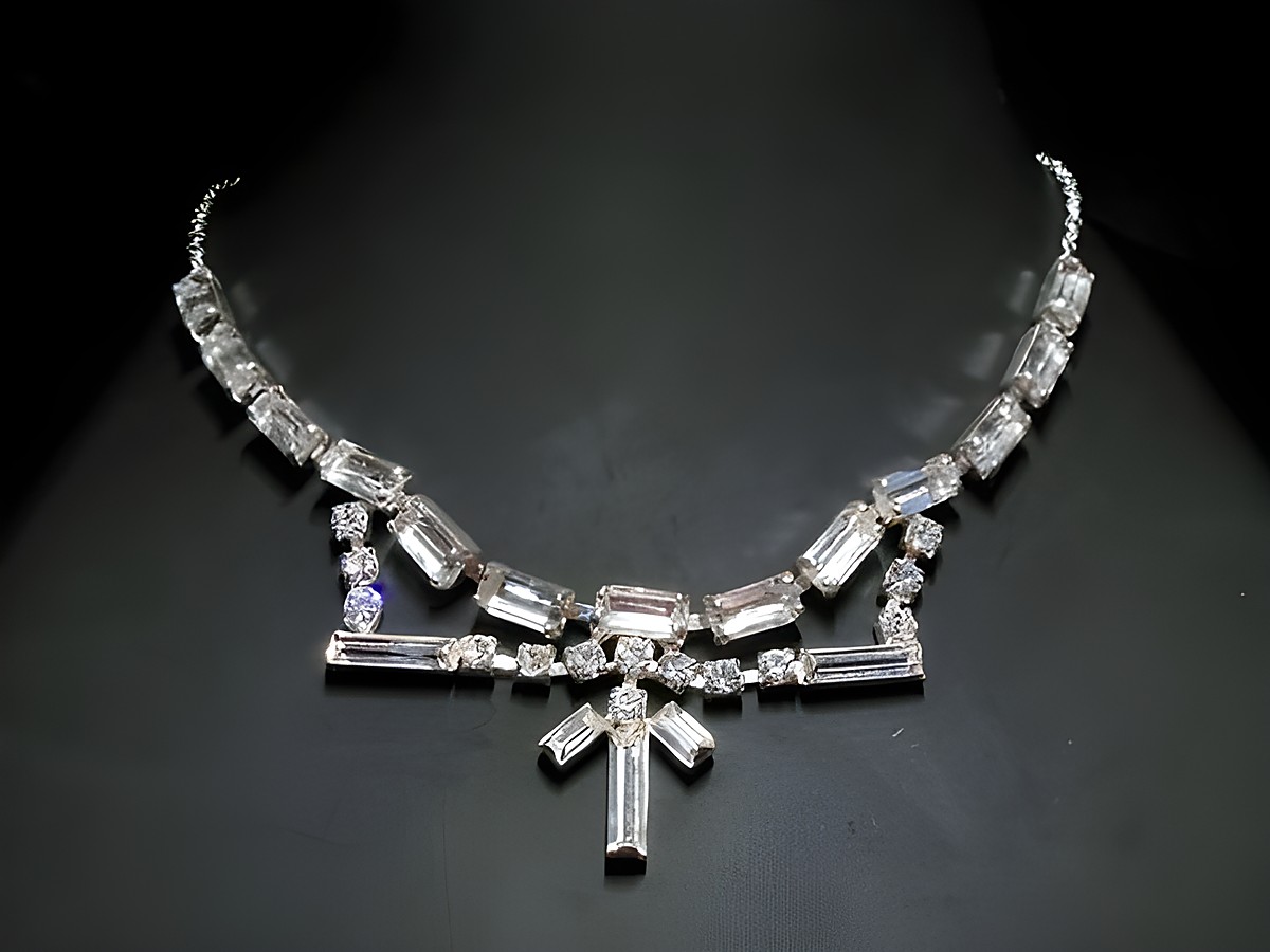 Nostalgische Strass Kette in Weiß mit Sterling Silber, 38-45 cm, Hersteller Juwelier Harnisch, besticht durch eleganten Strassschmuck und silberfarbene Akzente.
