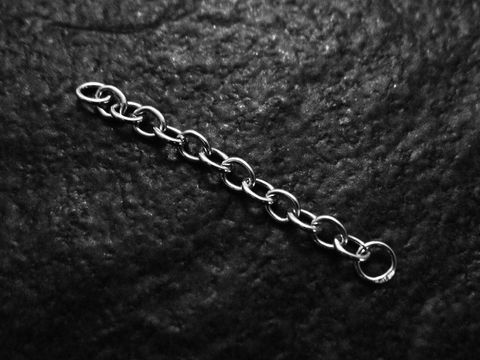 Verlängerungskette 3,5 cm aus 925 Sterling Silber, Hersteller Juwelier Harnisch, zeigt eine schlichte und elegante Kette mit runden Gliedern auf schwarzem Hintergrund.