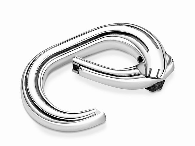 Der Pandora ME Ring-Verbindungselement 191060C00 ist ein eleganter Styling Verbinder aus Sterling Silber in Größe 52/17, mit geschwungenen Linien und modernem Design für individuelle Schmuckgestaltungen.