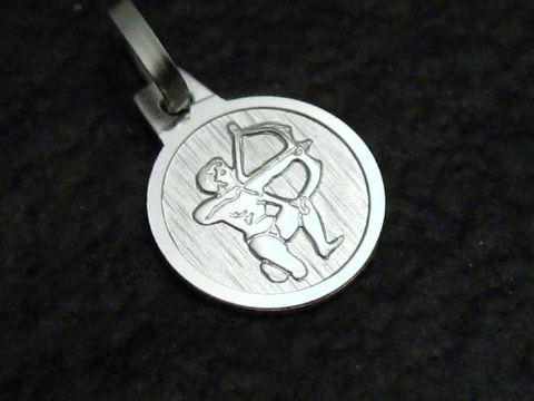 39655-0 Schütze Sterling Silber Sternzeichen Anhänger von Juwelier Harnisch mit einem reliefierten Abbild des Schützen, der einen Bogen hält. Ideal als Schmuckstück für Sternzeichen-Liebhaber.