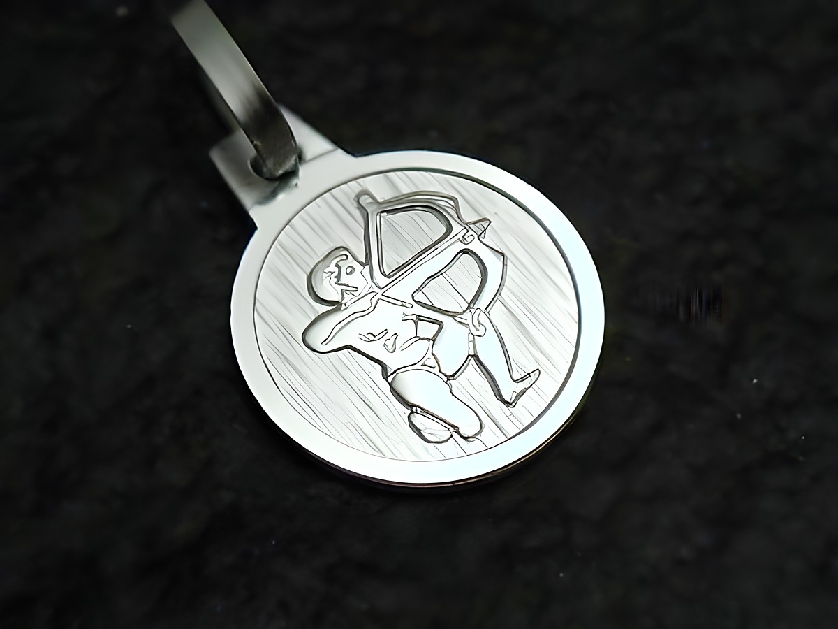 Schütze Sterling Silber Sternzeichen Anhänger von Juwelier Harnisch mit einem reliefierten Abbild des Schützen, der einen Bogen hält. Ideal als Schmuckstück für Sternzeichen-Liebhaber.