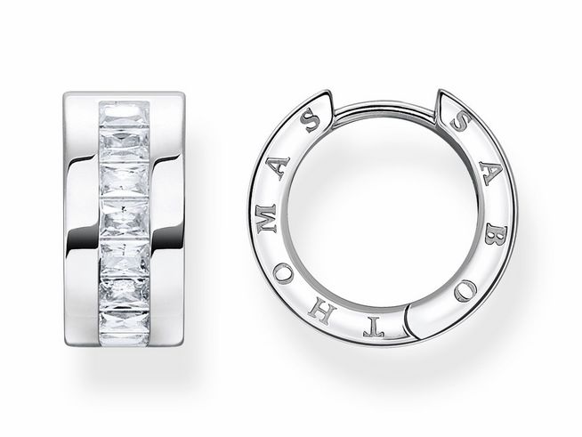 Thomas Sabo Creolen CR670-051-14 aus Sterling Silber mit weißen Zirkonia-Steinen, elegantes Design mit einer glatten Oberfläche und markantem Logo, ideal für stilvolle Auftritte.