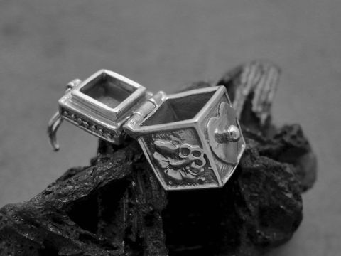 Eine offene Truhe aus Sterling Silber mit einem Medaillon in Herzform und einem Blumenmotiv, Hersteller Juwelier Harnisch, Sonderformen, ideal als Schmuckstück für besondere Anlässe.
