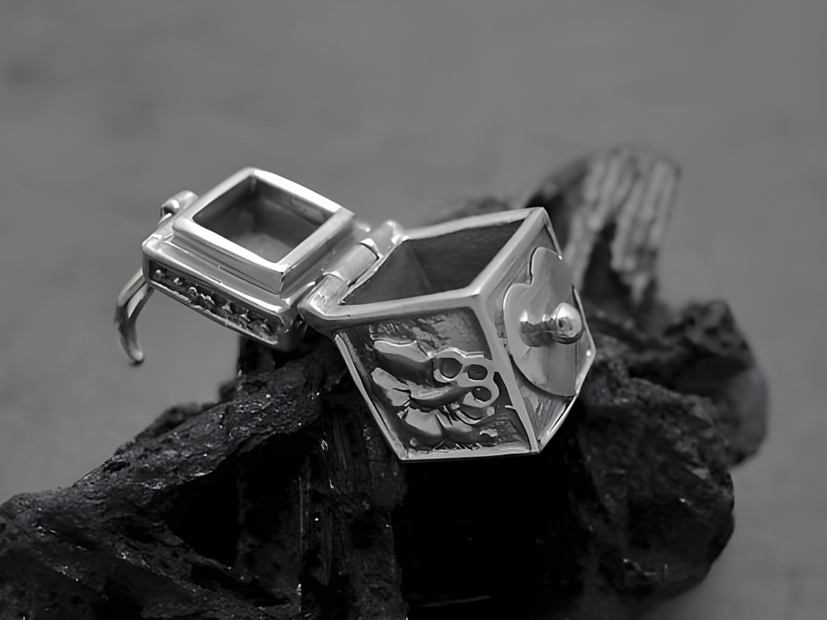 Eine offene Truhe aus Sterling Silber mit einem Medaillon in Herzform und einem Blumenmotiv, Hersteller Juwelier Harnisch, Sonderformen, ideal als Schmuckstück für besondere Anlässe. – Ansicht 2