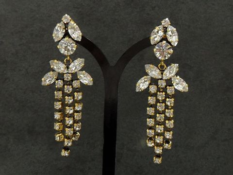 Strass Ohrclips mit blumigem Design in Weiß und goldfarben, Hersteller Juwelier Harnisch, elegante Ohrhänger mit funkelnden Strasssteinen für festliche Anlässe.