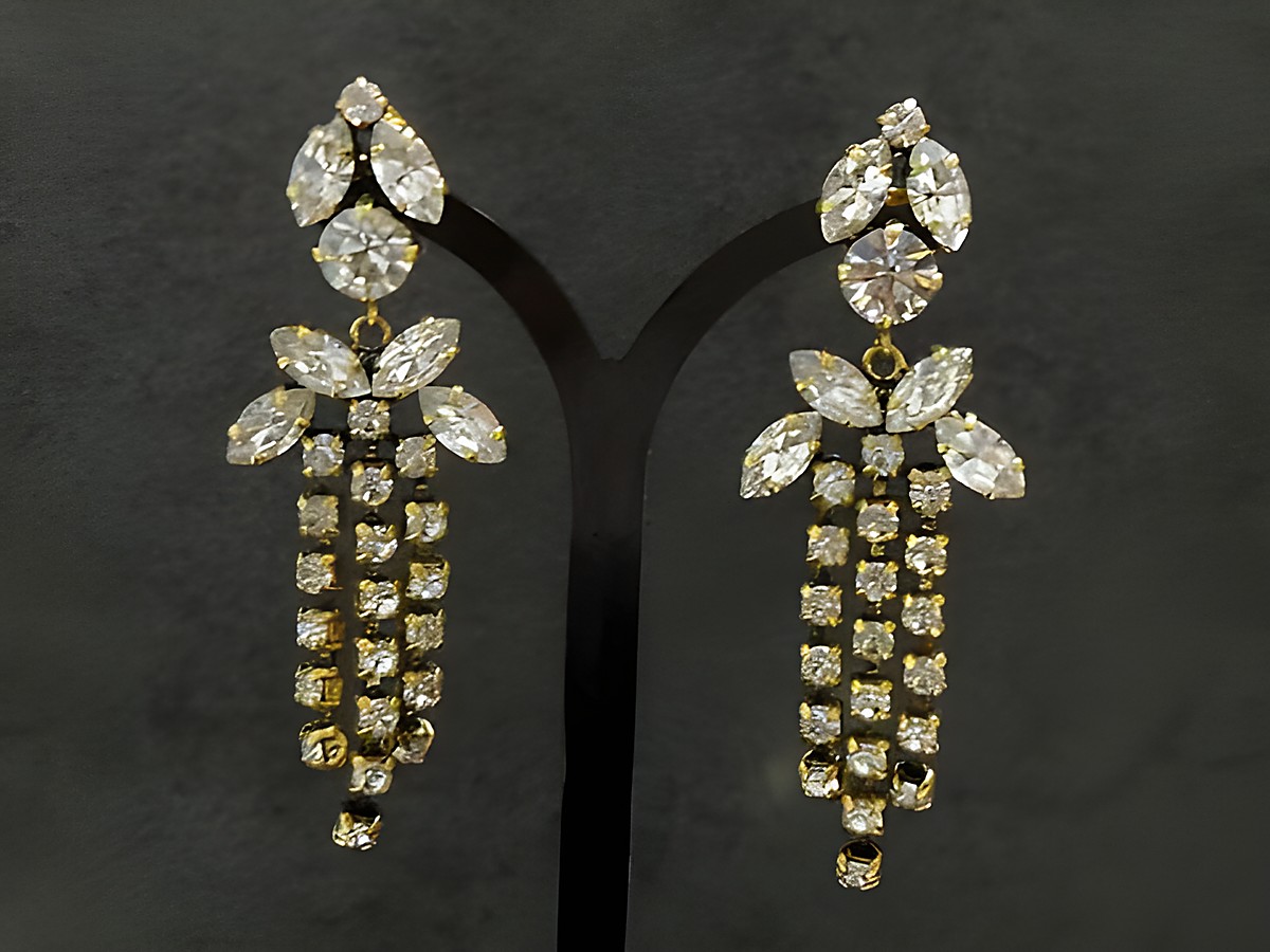 Strass Ohrclips mit blumigem Design in Weiß und goldfarben, Hersteller Juwelier Harnisch, elegante Ohrhänger mit funkelnden Strasssteinen für festliche Anlässe.