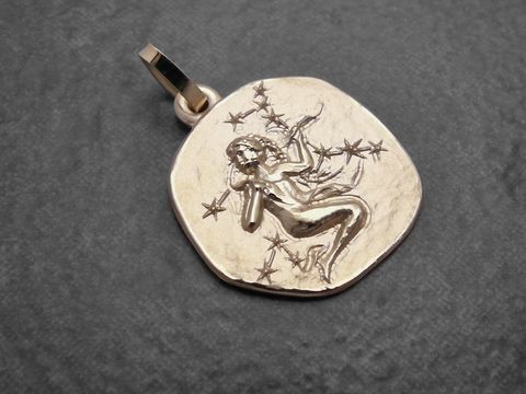 Jungfrau Anhänger aus Gold mit kunstvollem Sternzeichenmotiv, hergestellt von Juwelier Harnisch, ideal für den persönlichen oder als Geschenk.