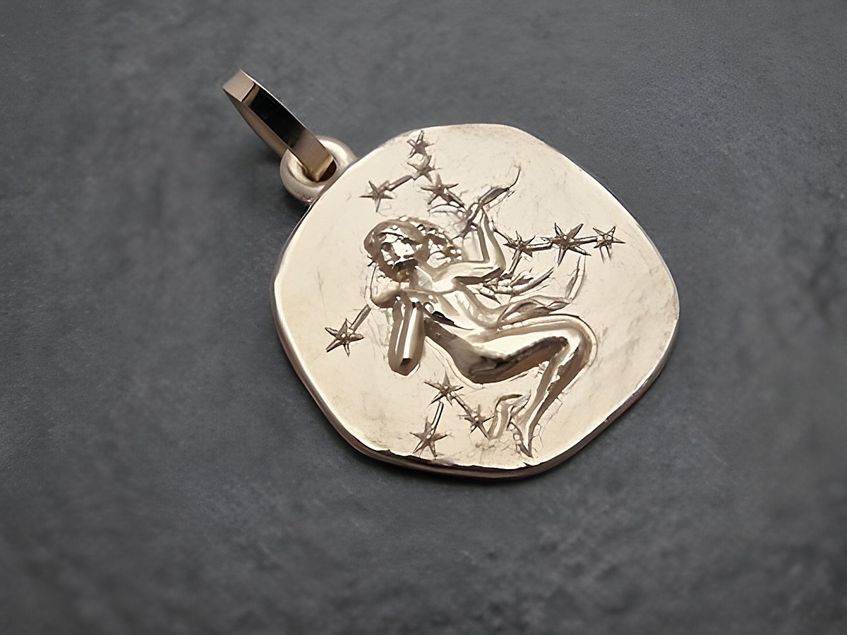 Jungfrau Anhänger aus Gold mit kunstvollem Sternzeichenmotiv, hergestellt von Juwelier Harnisch, ideal für den persönlichen oder als Geschenk.