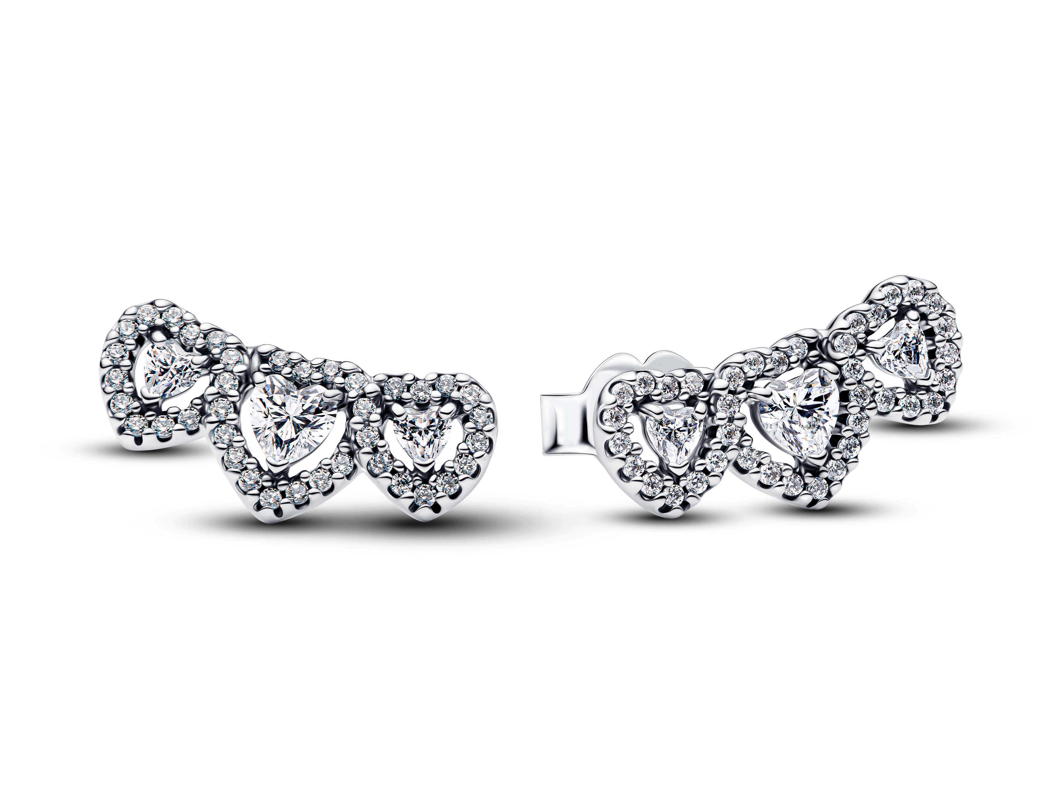 Pandora 294411C01 Strahlenkranz Herz Trilogie Ohrstecker aus Silber mit Zirkonia, drei herzförmige Elemente brillant funkeln im besonderen Design, ideal für besondere Anlässe.