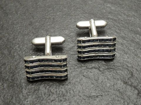 10092-0 Manschettenknöpfe in Silberfarbe mit blauem Strass Design, hergestellt von Juwelier Harnisch, geschmückt mit Strass Steinen, elegant und raffiniert für besondere Anlässe.