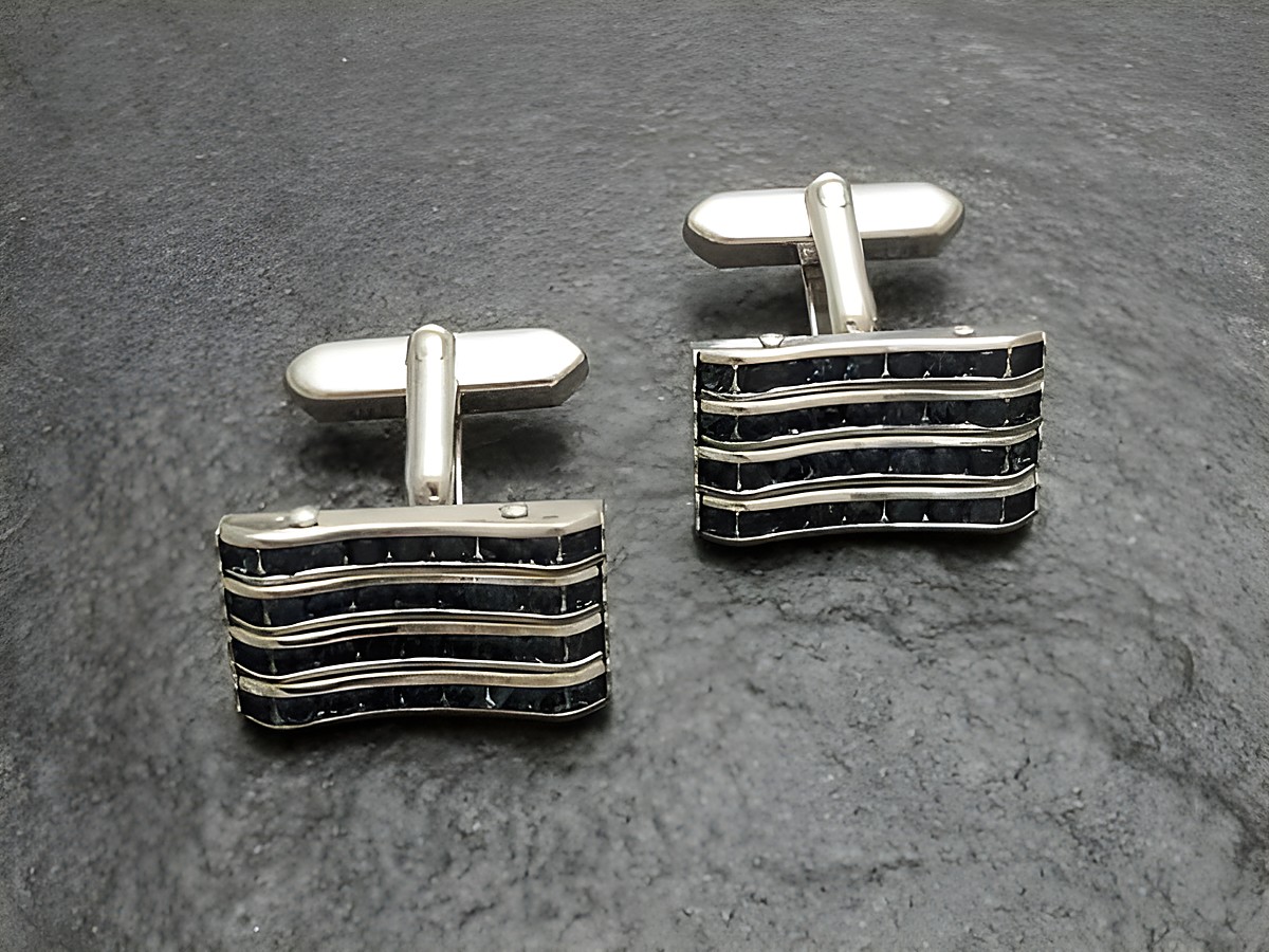 Manschettenknöpfe in Silberfarbe mit blauem Strass Design, hergestellt von Juwelier Harnisch, geschmückt mit Strass Steinen, elegant und raffiniert für besondere Anlässe.