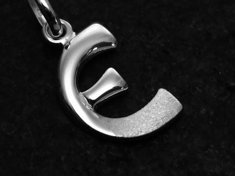 E Buchstaben Anhänger teilmattiert aus Sterling Silber, Hersteller Juwelier Harnisch, elegant und modern gestaltet. Ideal als persönliches Geschenk oder modisches Accessoire.