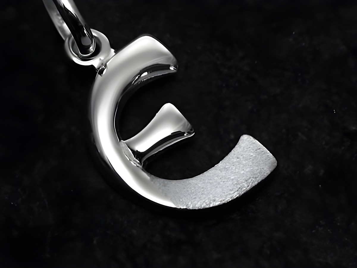 E Buchstaben Anhänger teilmattiert aus Sterling Silber, Hersteller Juwelier Harnisch, elegant und modern gestaltet. Ideal als persönliches Geschenk oder modisches Accessoire.