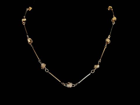 Lange Kette XXL vergoldet mit Stäbchen und Knotenelementen, 79 cm lang, Hersteller Juwelier Harnisch, elegante vergoldete Kette für stilvolle Akzente.
