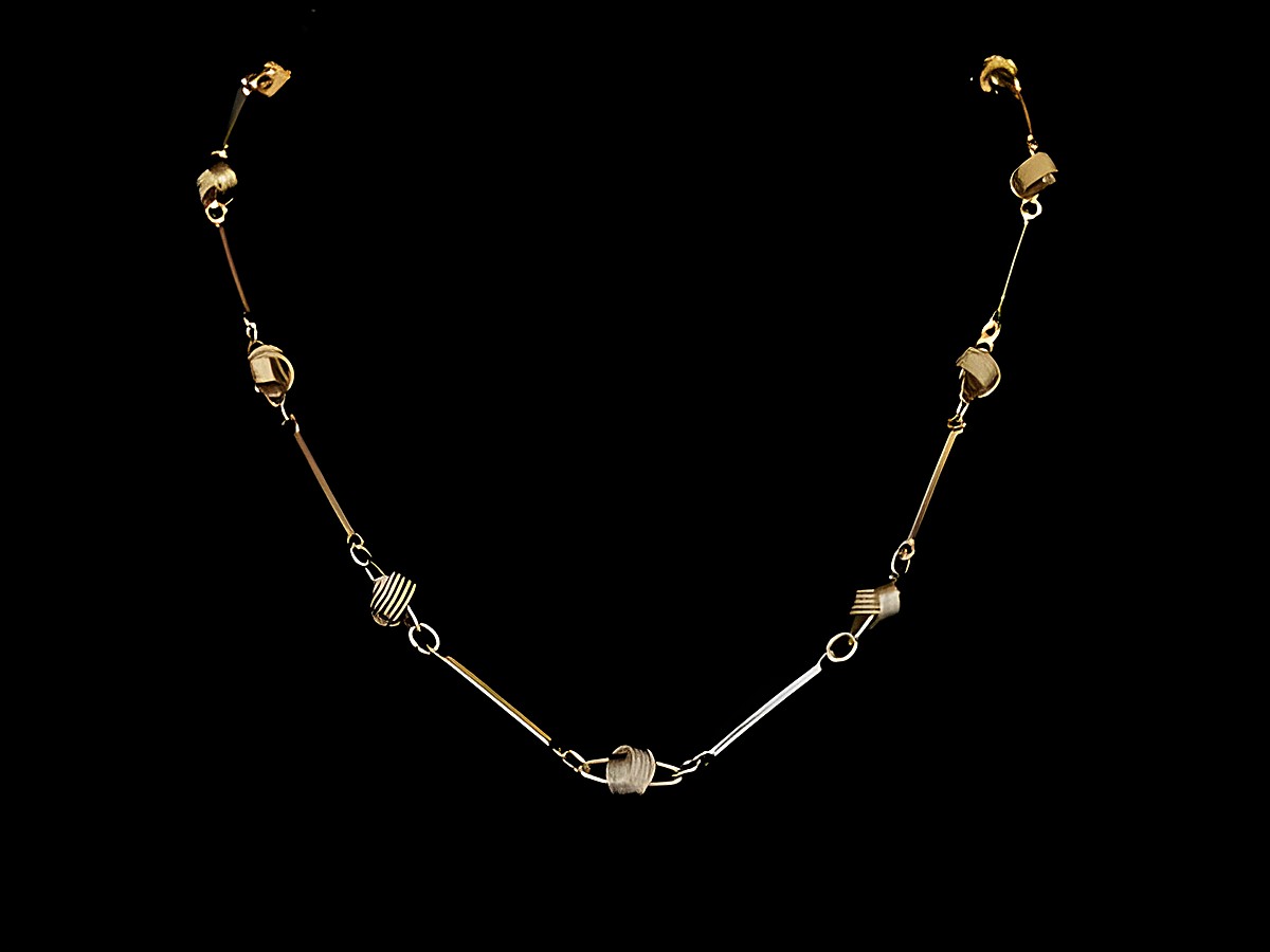 Lange Kette XXL vergoldet mit Stäbchen und Knotenelementen, 79 cm lang, Hersteller Juwelier Harnisch, elegante vergoldete Kette für stilvolle Akzente.