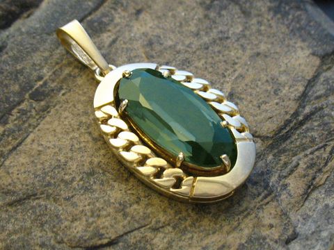 Gold Anhänger oval mit synthetischem Turmalin in einem eleganten Design von Juwelier Harnisch, kunstvoll verarbeitet und ideal als Schmuckstück.