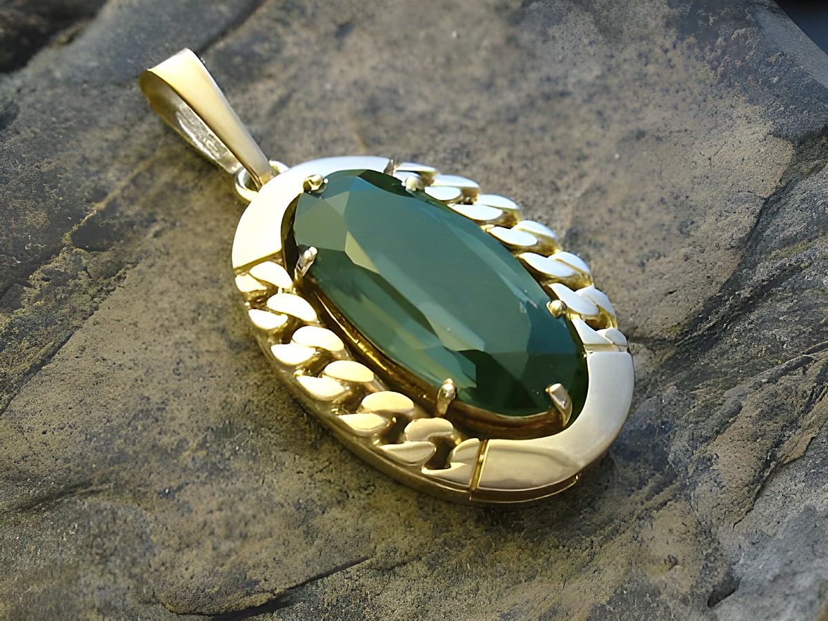 Gold Anhänger oval mit synthetischem Turmalin in einem eleganten Design von Juwelier Harnisch, kunstvoll verarbeitet und ideal als Schmuckstück.