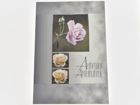 Trauerkarte mit zarten Rosenmotiven, in sanften Farben gehalten. Der Text "Aufrichtige Anteilnahme" ist elegant gestaltet und ergänzt das feierliche Design der Karte.