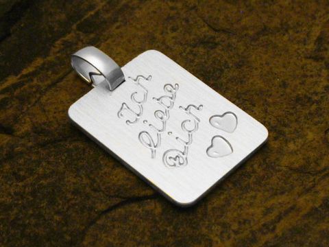 Gravurplatte Ich liebe Dich Anhänger aus Sterling Silber mit verspielter Schrift und Herzmotiven, Hersteller Juwelier Harnisch, ideal als liebevolles Geschenk.