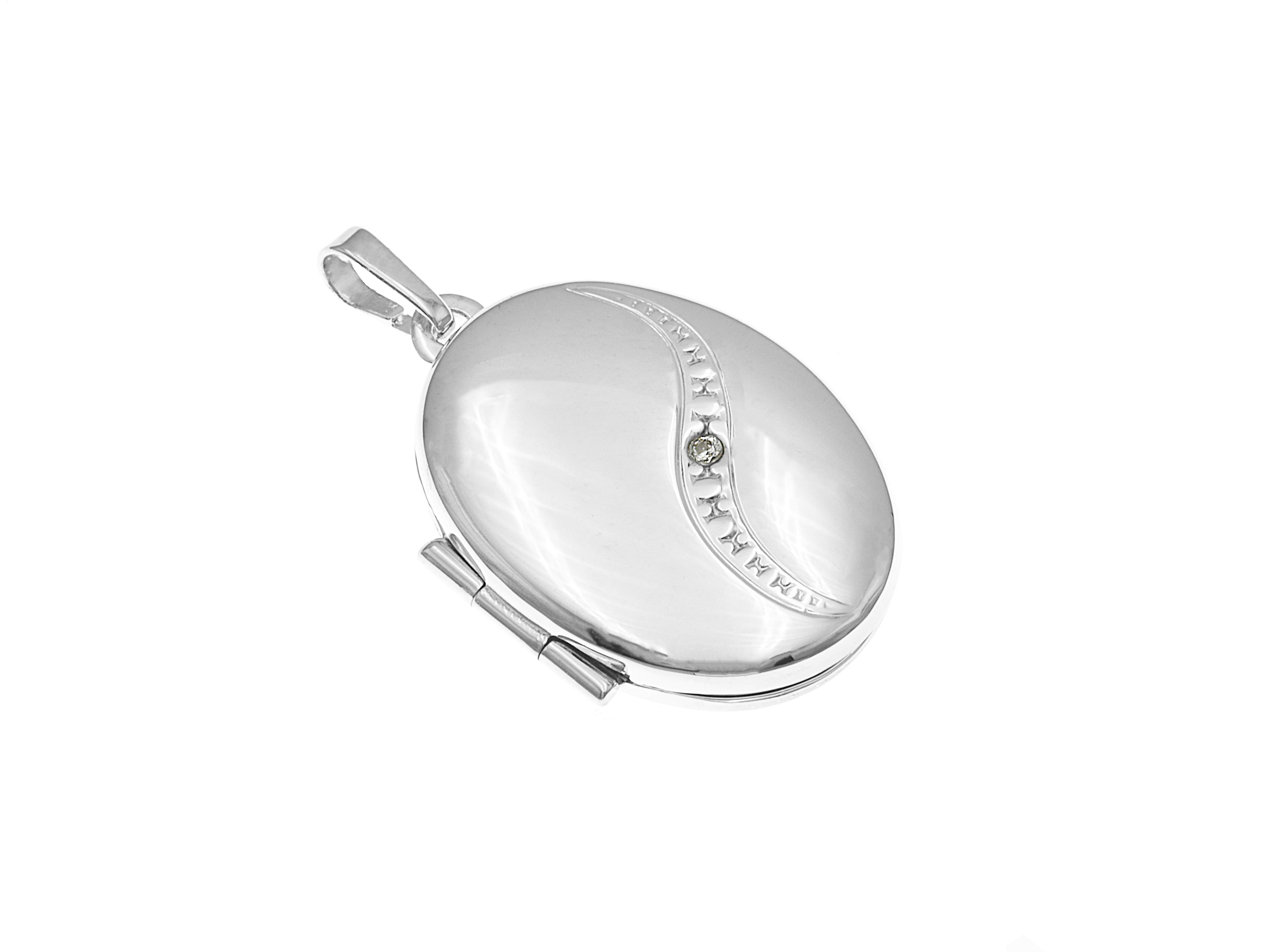 Medaillon oval aus rhodiniertem Sterling Silber mit Zirkonia, glänzende Oberfläche und dezente Verzierung, hergestellt von Juwelier Harnisch, ideal als persönliches Schmuckstück.