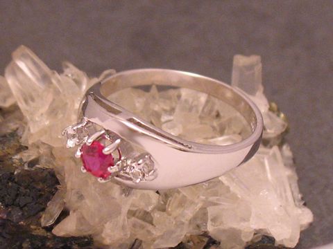 Goldring aus Gold 333 mit einem synthetischen Rubin und Zirkonia, Größe 54,5 bis 56/18, Hersteller Juwelier Harnisch. Ansprechendes Design auf einer mineralischen Unterlage.