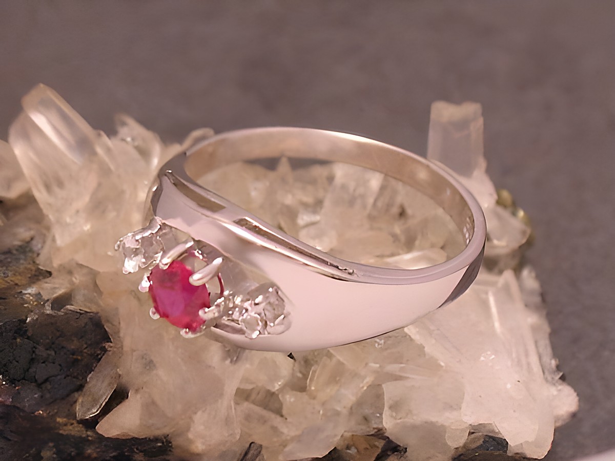 Goldring aus Gold 333 mit einem synthetischen Rubin und Zirkonia, Größe 54,5 bis 56/18, Hersteller Juwelier Harnisch. Ansprechendes Design auf einer mineralischen Unterlage.