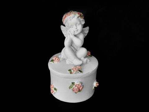 Eine dekorative Dose mit einem Sitzenden Schutzengel aus Porzellan, geschmückt mit Rosen. Ideal als Geschenkidee von Juwelier Harnisch, eine alleliebst Schutzengel Figur.