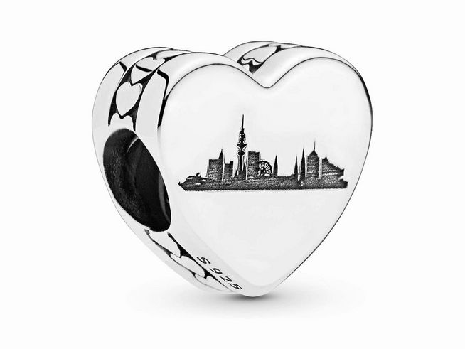 Herzanhänger aus Sterling Silber von Pandora mit eingravierter Skyline von Hamburg und dem Schriftzug Hamburg, stilvolles Design mit Herzmotiven.