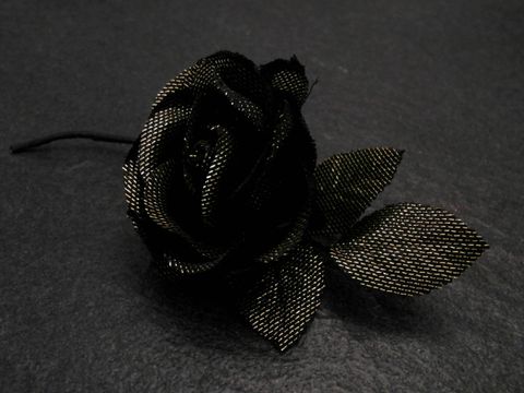 Haarschmuck in Form einer geheimnisvollen braun-gold Glitter Rose mit Blättern, Hersteller Juwelier Harnisch, perfekt für besondere Anlässe.
