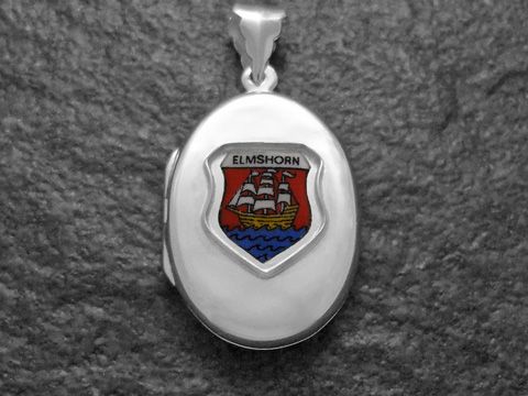 Medaillon aus Silber mit dem Wappen von Elmshorn, Deutschland. Das Wappen zeigt ein Schiff auf blauem Wasser und befindet sich auf einer ovalen Medaille des Juwellers Harnisch aus Schleswig-Holstein.